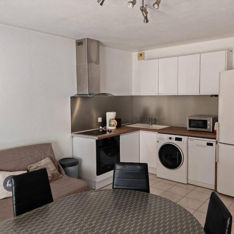 Appartement 3 pièces face à la plage, climatisé, parking sécurisé - FR-1-696-106 - Appartement - 1