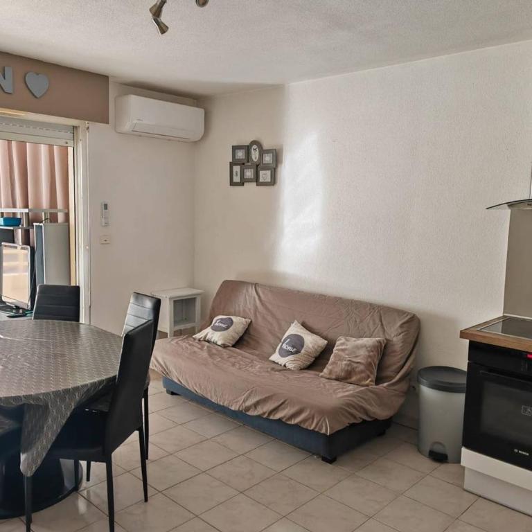 Appartement 3 pièces face à la plage, climatisé, parking sécurisé - FR-1-696-106 - Appartement - 3
