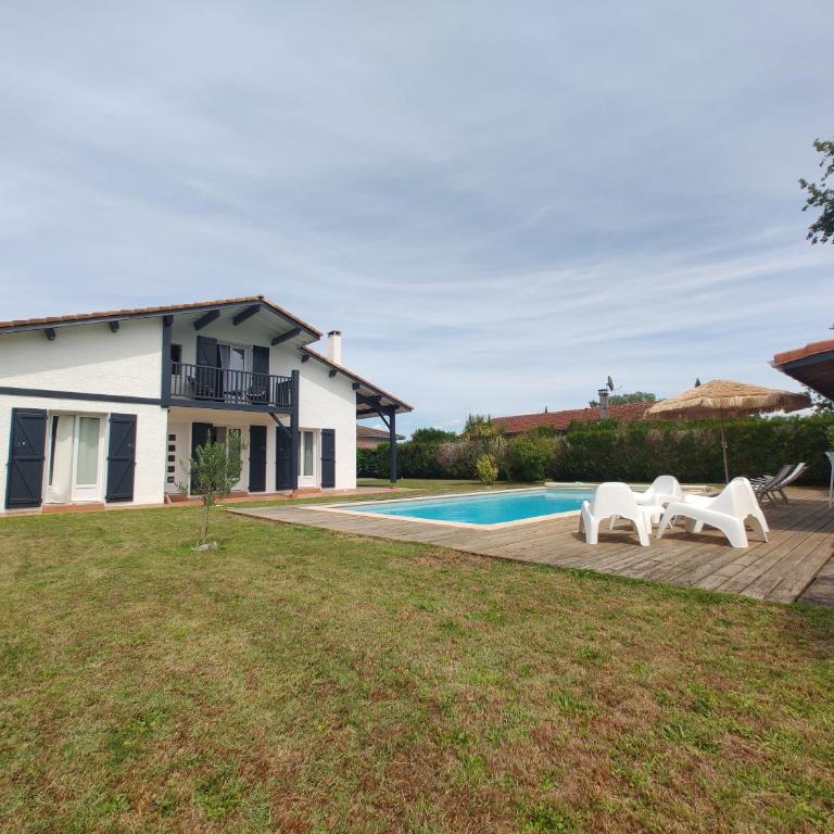 Villa Landaise et sa grande piscine - Four-Bedroom House - 1