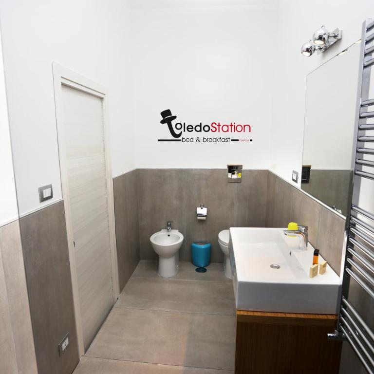 ToledoStation B&B - Camera Matrimoniale Comfort con Balcone - 10