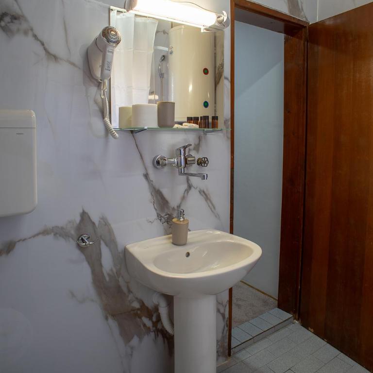 MB Hotel - Triple Room - 2