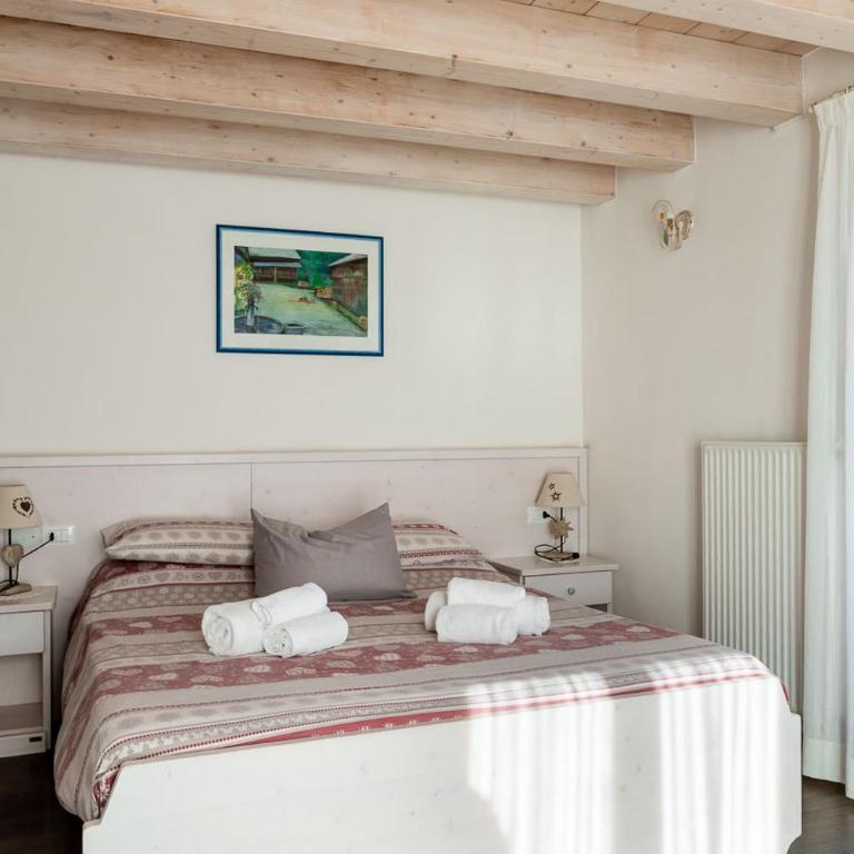 Agriturismo Piccola Baita - Camera Matrimoniale con Vista Montagna - 1