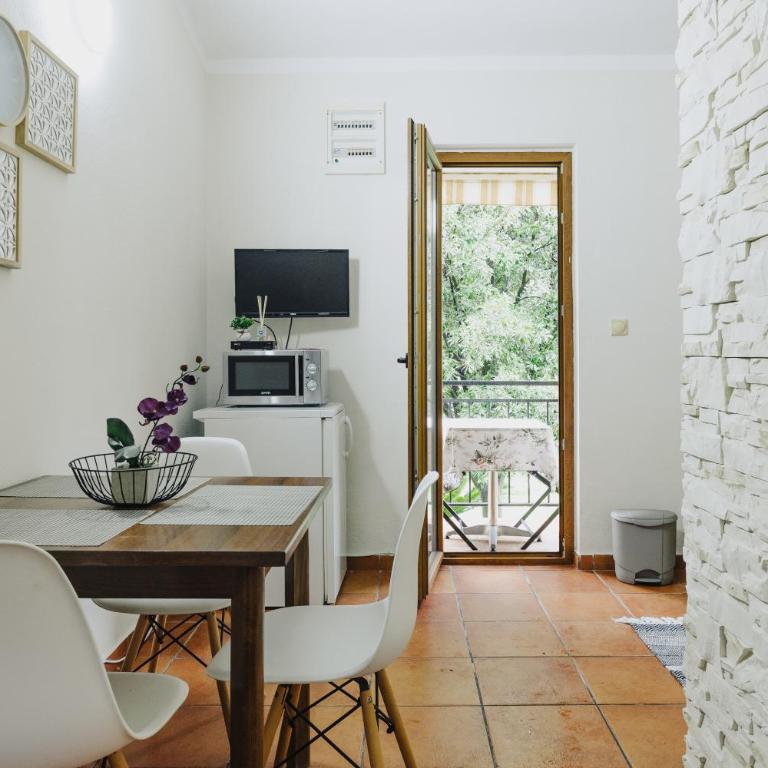 Mediterranean Holiday House & Apartments - One-Bedroom Apartment - 8
