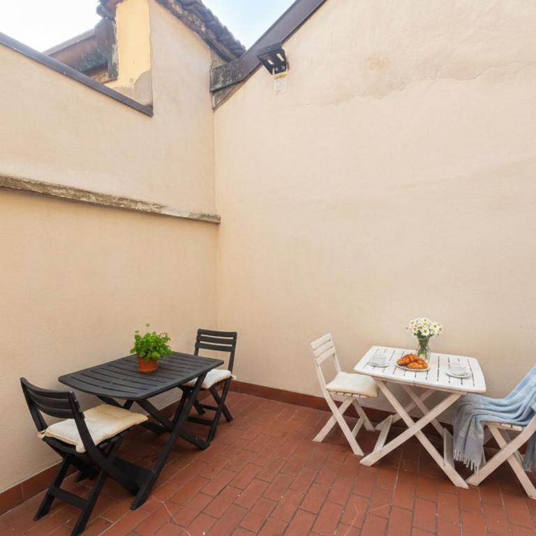 Courtyard & Balconies - Classic Apartment - 9