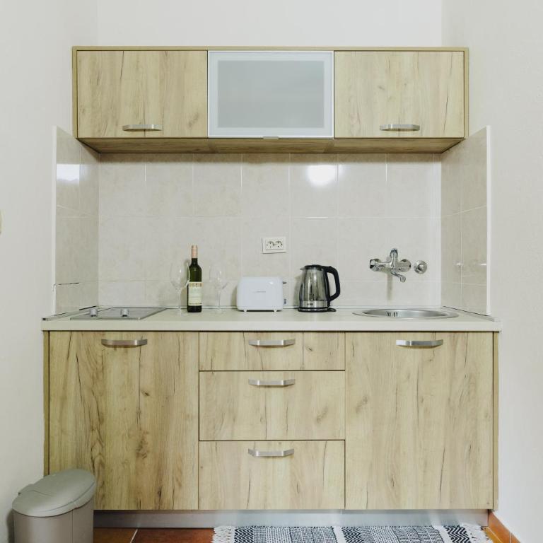 Mediterranean Holiday House & Apartments - One-Bedroom Apartment - 7