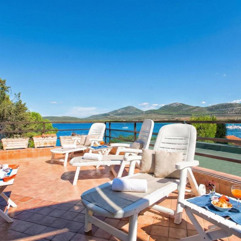 ClickSardegna Villa Flavia with seafront terrace in the Porto Conte Nature Park - Casa Vacanze con 3 Camere da Letto - 52