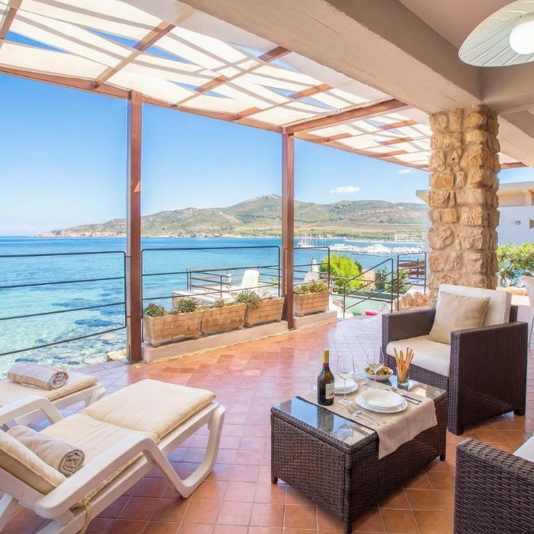 ClickSardegna Villa Flavia with seafront terrace in the Porto Conte Nature Park - Casa Vacanze con 3 Camere da Letto - 1