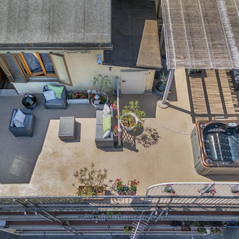 Casamia Tuscan Oasis 4Br Panoramic Penthouse Hot Tub & Easy Parking - Four-Bedroom Penthouse Apartment - 32