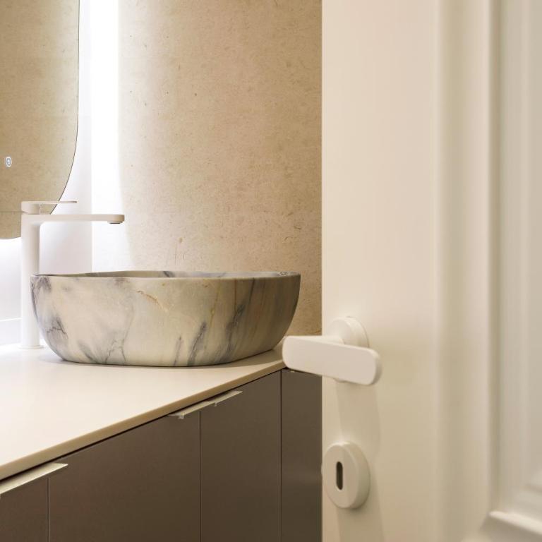 Design Suite in Prime Location Superstring Home - Suite Apartment - 13