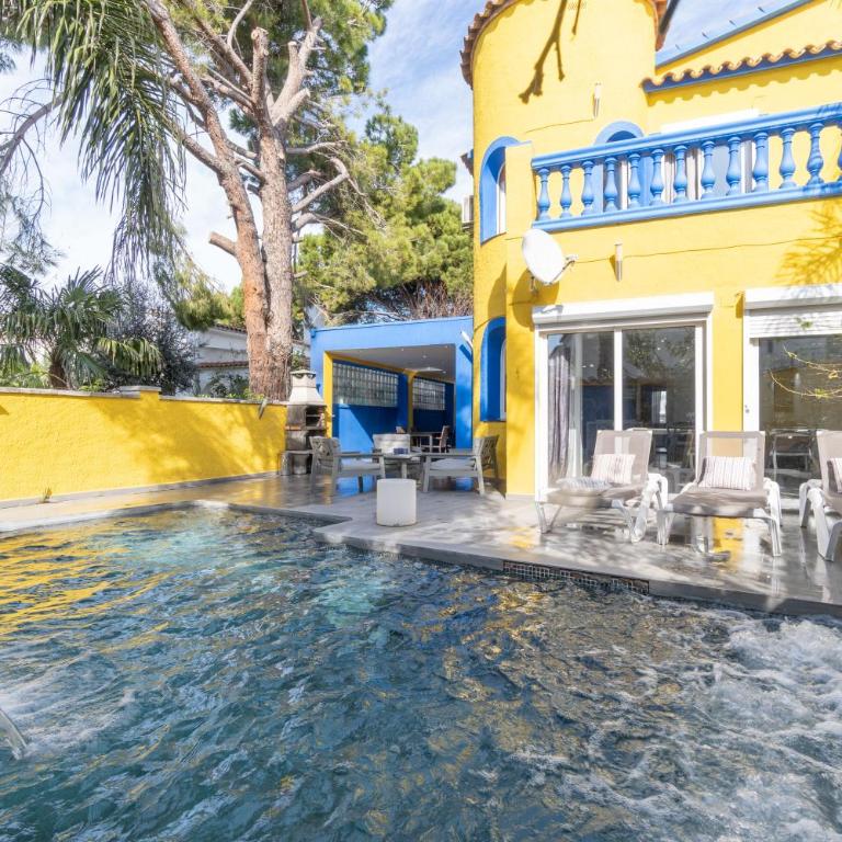 Casa con barbacoa , PISCINA con cascada , 4 HABITACIONES, capacidad HASTA 8-9 PERSONAS - Casa de 4 dormitorios - 8