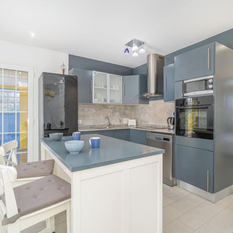 Casa con barbacoa , PISCINA con cascada , 4 HABITACIONES, capacidad HASTA 8-9 PERSONAS - Casa de 4 dormitorios - 17