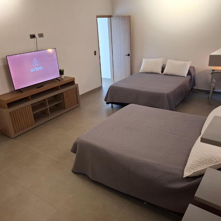 Hotel La Casona - Cerca al Estadio Atanasio Girardot y Laureles - Deluxe Quadruple Room - 2
