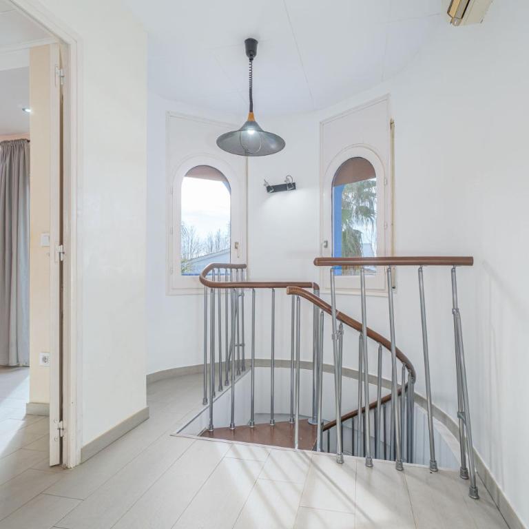 Casa con barbacoa , PISCINA con cascada , 4 HABITACIONES, capacidad HASTA 8-9 PERSONAS - Casa de 4 dormitorios - 30