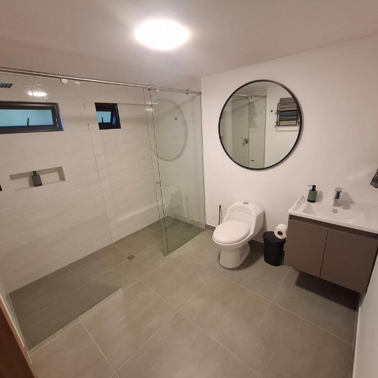 Hotel La Casona - Cerca al Estadio Atanasio Girardot y Laureles - Deluxe Quadruple Room - 9