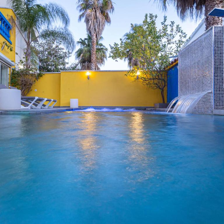 Casa con barbacoa , PISCINA con cascada , 4 HABITACIONES, capacidad HASTA 8-9 PERSONAS - Casa de 4 dormitorios - 4