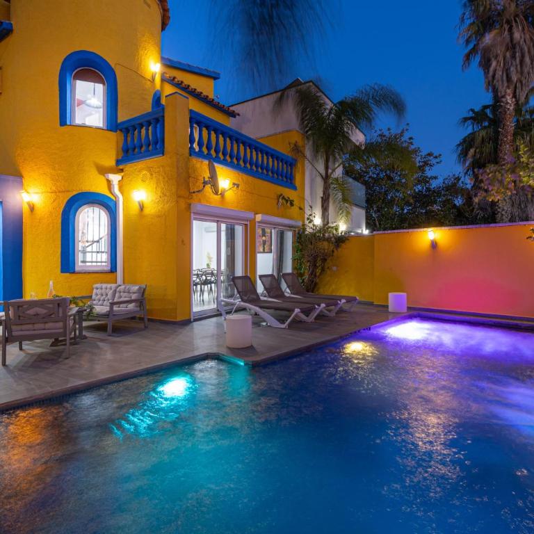 Casa con barbacoa , PISCINA con cascada , 4 HABITACIONES, capacidad HASTA 8-9 PERSONAS - Casa de 4 dormitorios - 52