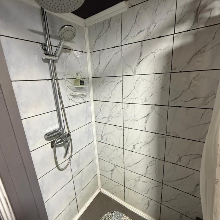 Hostal Suomi - Habitación Familiar con baño privado - 3