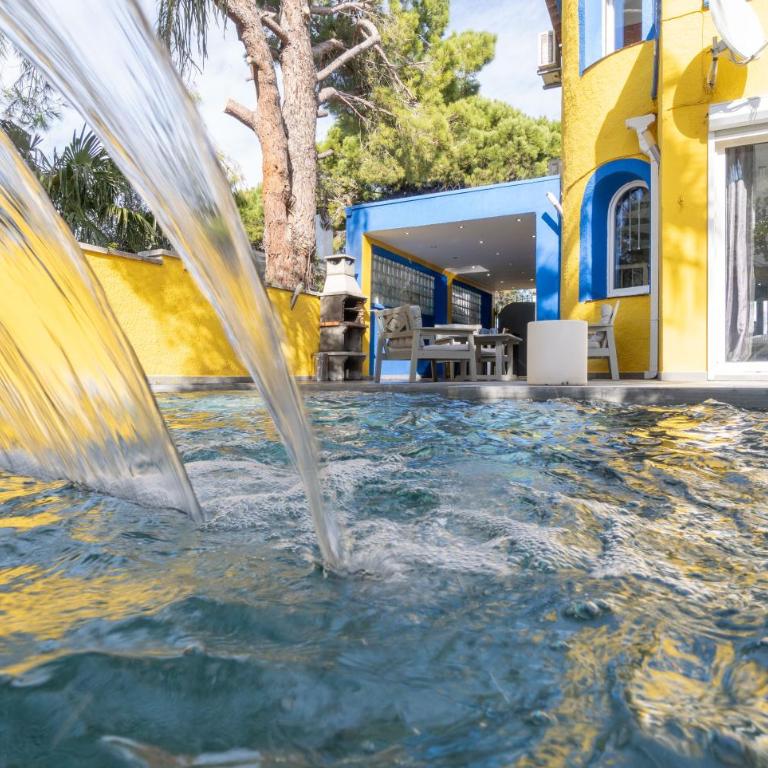 Casa con barbacoa , PISCINA con cascada , 4 HABITACIONES, capacidad HASTA 8-9 PERSONAS - Casa de 4 dormitorios - 9
