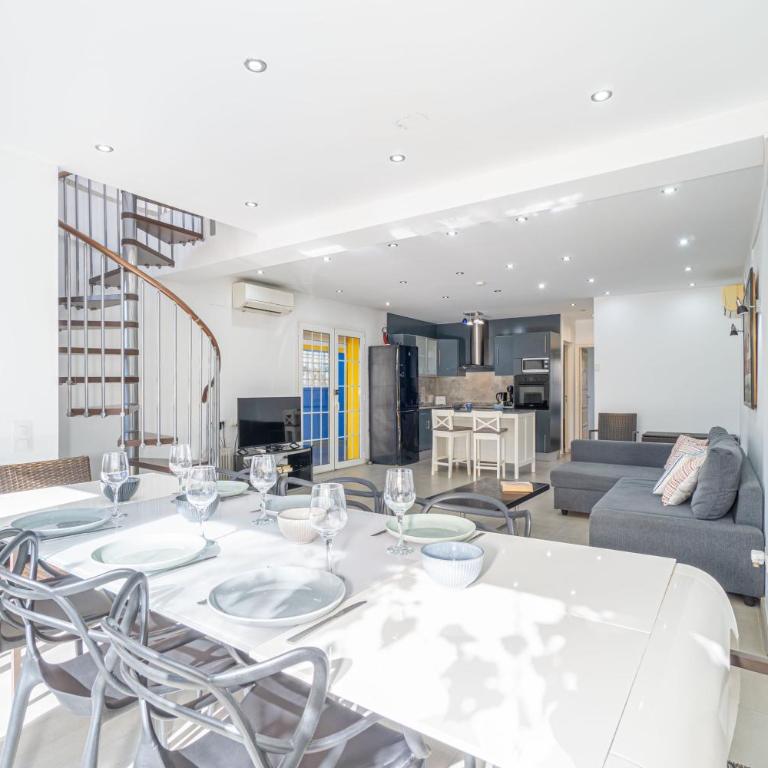 Casa con barbacoa , PISCINA con cascada , 4 HABITACIONES, capacidad HASTA 8-9 PERSONAS - Casa de 4 dormitorios - 18