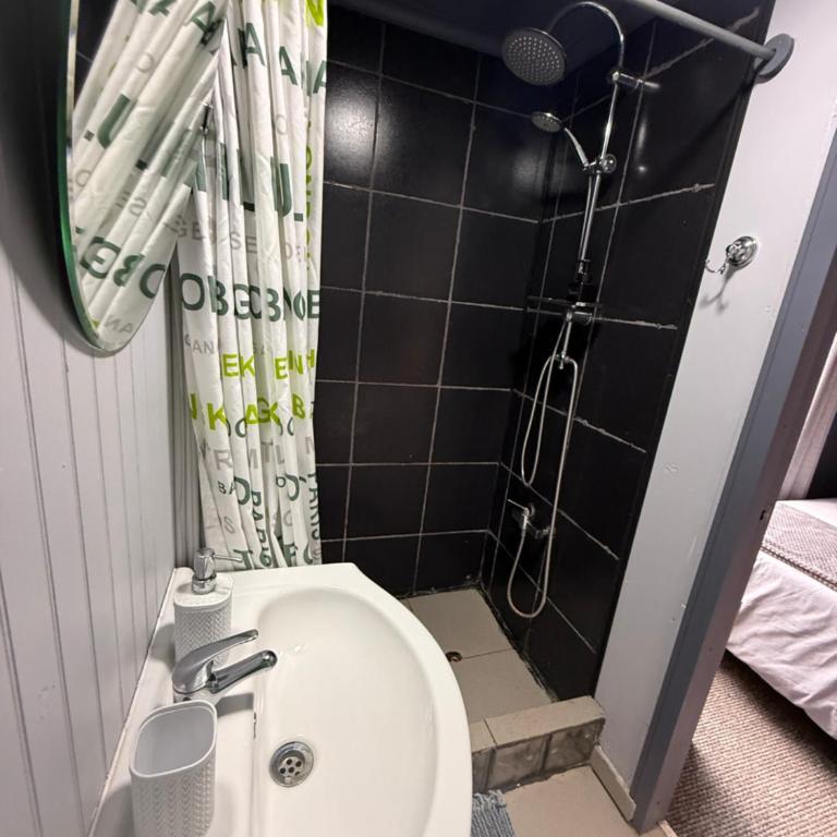 Hostal Suomi - Habitación Doble con baño privado - 2 camas - 9