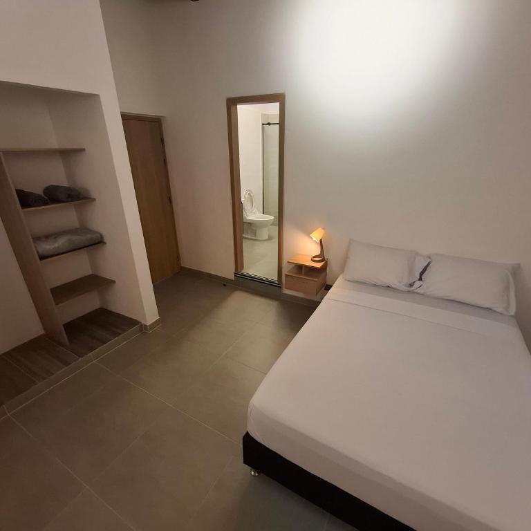 Hotel La Casona - Cerca al Estadio Atanasio Girardot y Laureles - Deluxe Double Room with Two Double Beds - 6