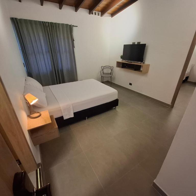 Hotel La Casona - Cerca al Estadio Atanasio Girardot y Laureles - Deluxe Double Room with Two Double Beds - 2