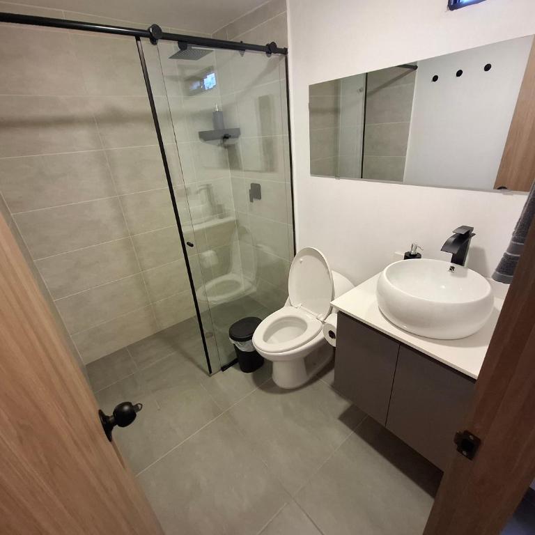 Hotel La Casona - Cerca al Estadio Atanasio Girardot y Laureles - Comfort Quadruple Room - 9