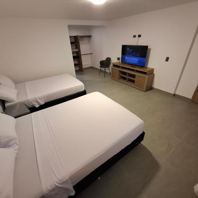 Hotel La Casona - Cerca al Estadio Atanasio Girardot y Laureles - Comfort Quadruple Room - 1