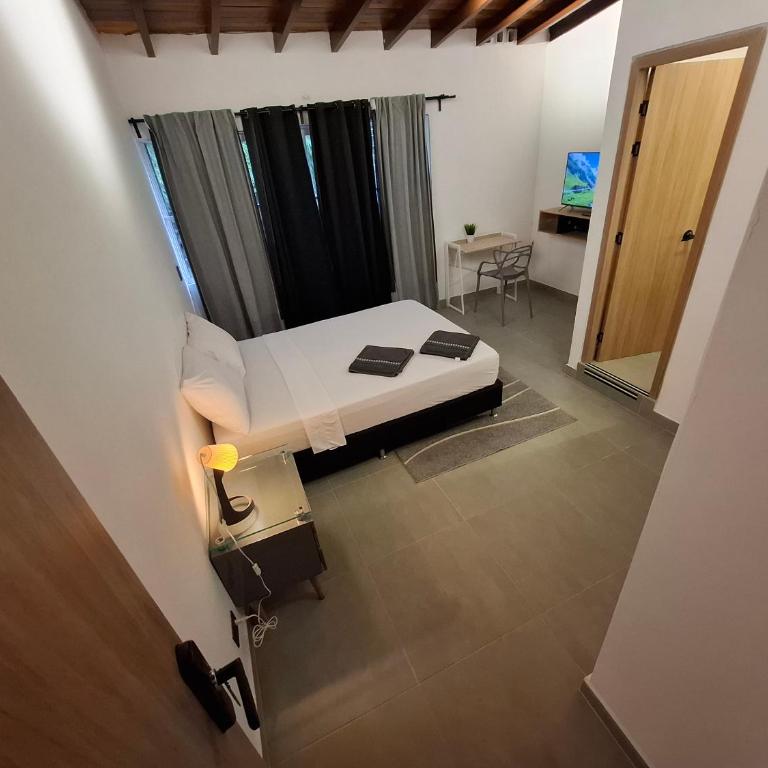 Hotel La Casona - Cerca al Estadio Atanasio Girardot y Laureles - Deluxe Double Room - 1