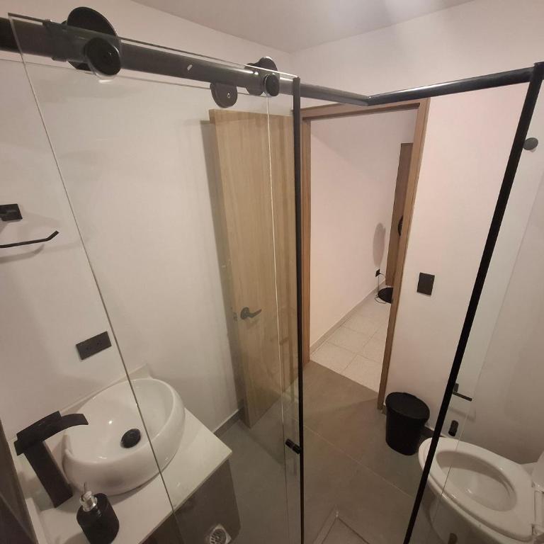 Hotel La Casona - Cerca al Estadio Atanasio Girardot y Laureles - Double or Twin Room with View - 4