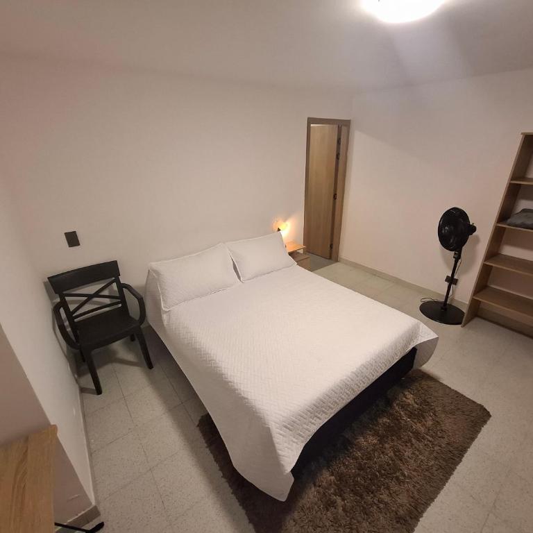 Hotel La Casona - Cerca al Estadio Atanasio Girardot y Laureles - Double or Twin Room with View - 6