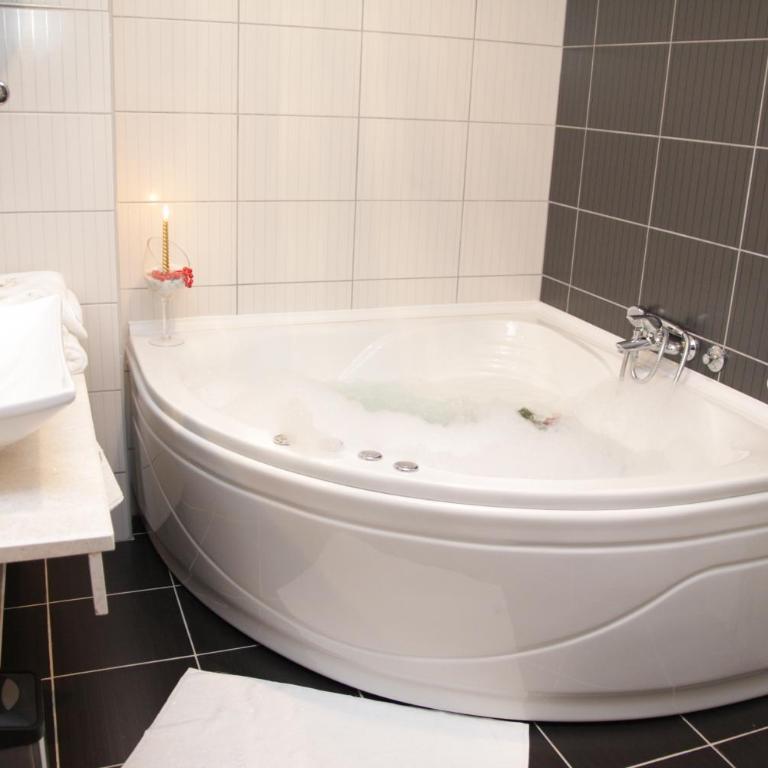 Hotel Royal Spa - Luksuzna Dvokrevetna Soba s Bračnim Krevetom i Pogledom na Park - 2