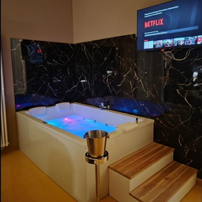 Magnificat - King Room with Spa Bath - 2
