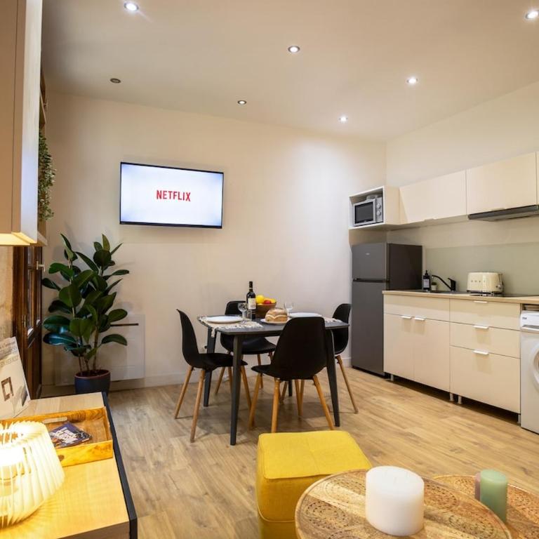 Centre - Balcon - Tout à pied - Tram à 2 min - One-Bedroom Apartment - 8