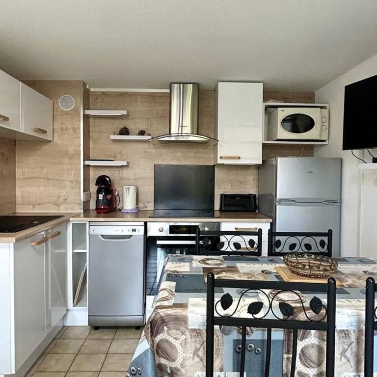 Superbe appart rénové avec clim et balcon à 50m de l'étang - FR-1-529-218 - Apartment - 2