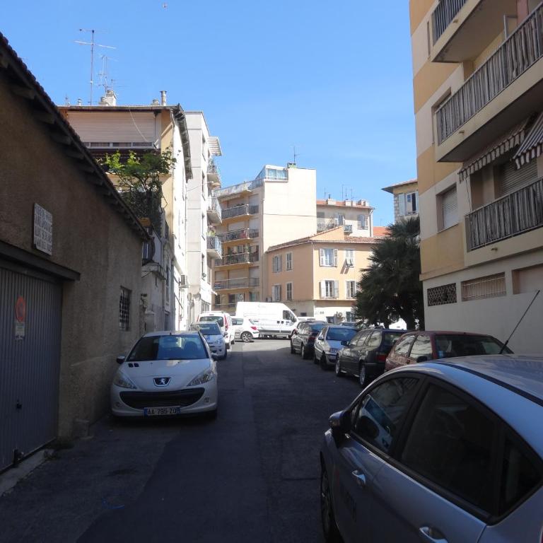 Casa Madere- Idéal Couples - Central & cosy -Train station - Tram & Supermarkets-Balcony- Washing-machine-AC - Appartement 1 Chambre - 25