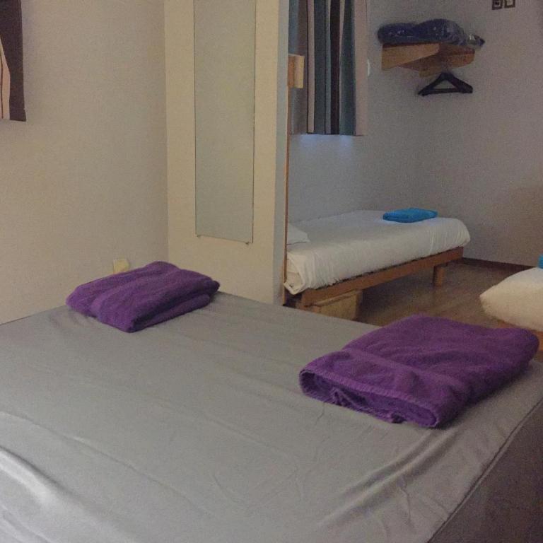 The Originals Access, Hôtel Béziers Est - Chambre Quadruple avec 1 Lit Double et 2 Lits Simples - 3