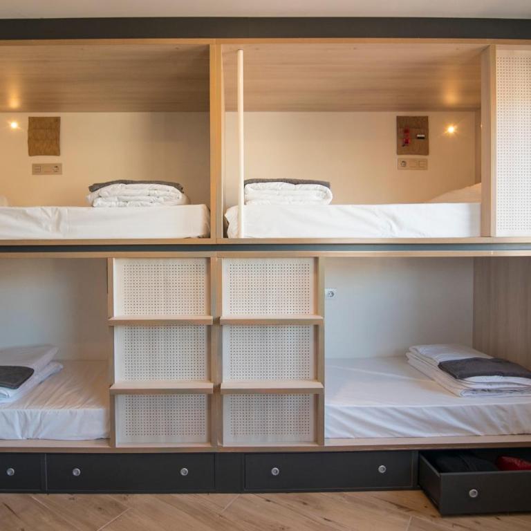 Cats Hostel San Sebastian - Cama en habitación compartida mixta con 6 camas y baño compartido - 5