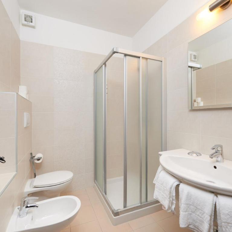 Hotel Vacanze 2000 - Adults Only - Camera Matrimoniale/Doppia con Letti Singoli con Balcone - Piano Terra - 4