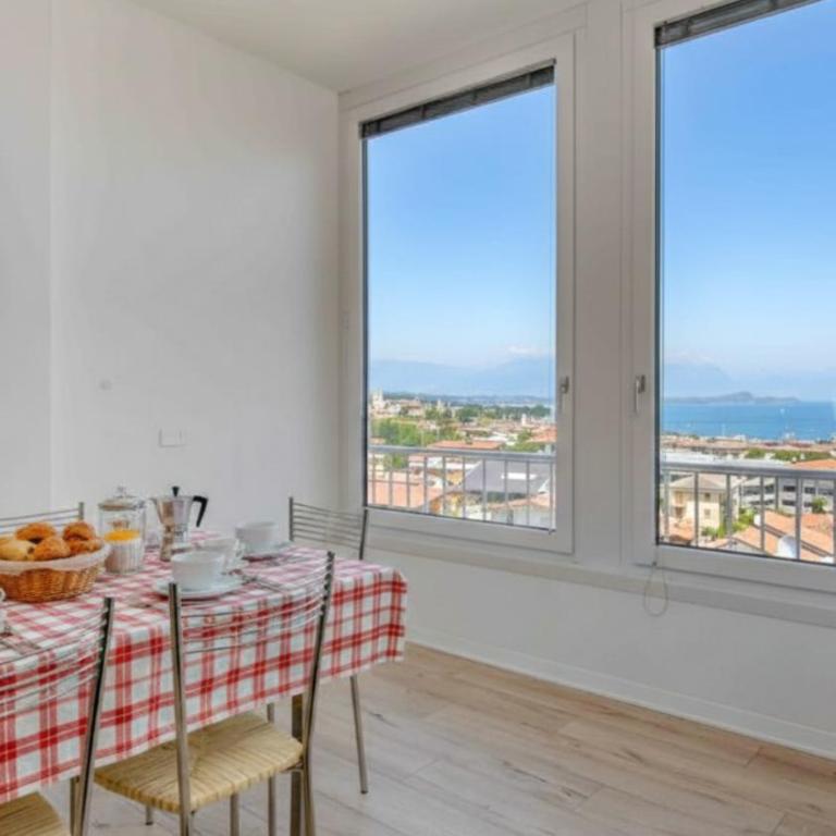 Window of Lake Family Apartment with Parking Spot DesenzanoLoft Official Partner Homes & Villas by Marriott Bonvoy - Appartamento con Vista Lago - 13