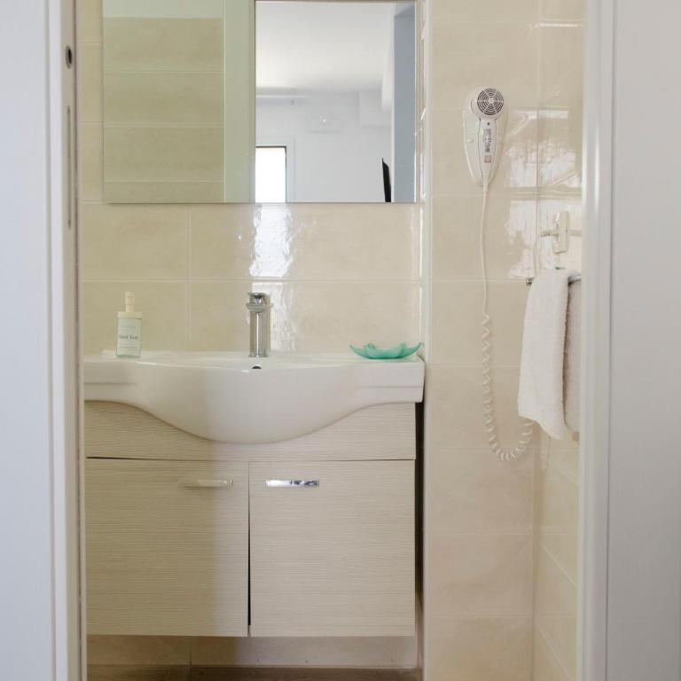 Residence La Perla - Marzamemi & Sea - Homie Livings - Quadruple Room with Private Bathroom - 14