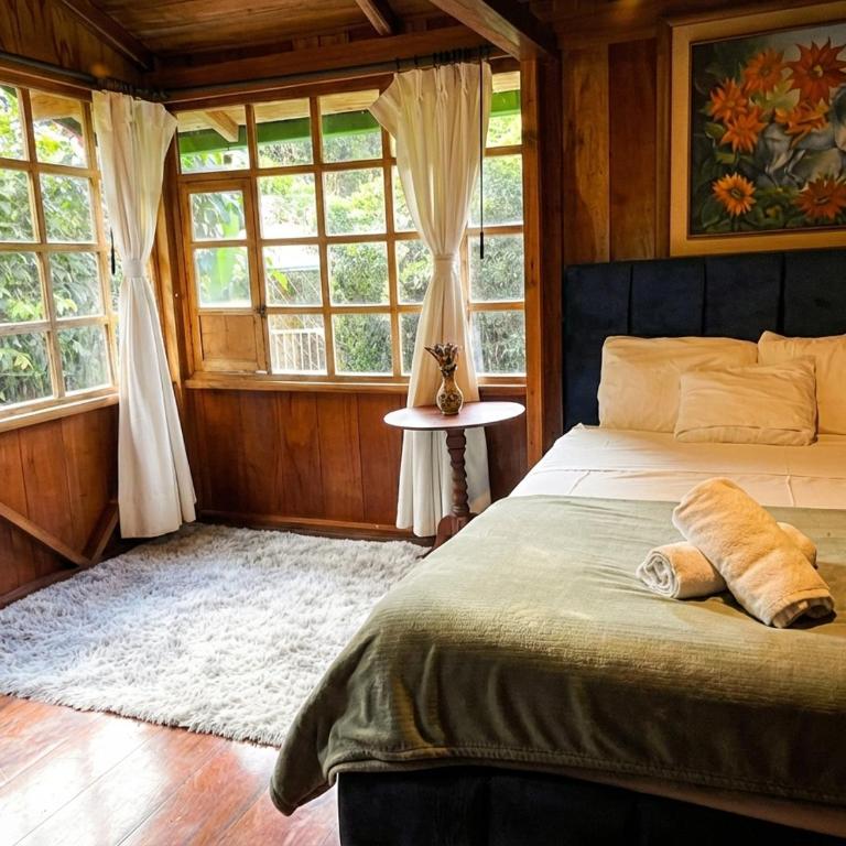 Mindo Wood Cabin - Double Room with Park View - 3