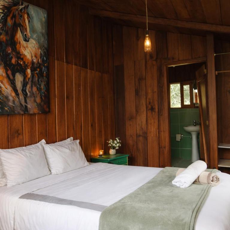 Mindo Wood Cabin - Double Room with Park View - 6