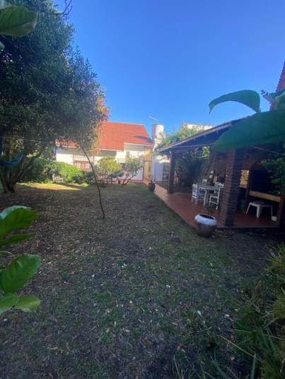 Amplio chalet a 3 cuadras de la costanera - Four-Bedroom House - 11