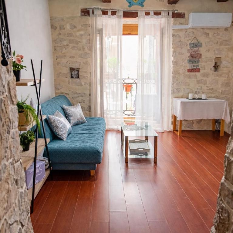 Historic 1905 Charm 3 min to Postiguet Beach - One-Bedroom Apartment - 12