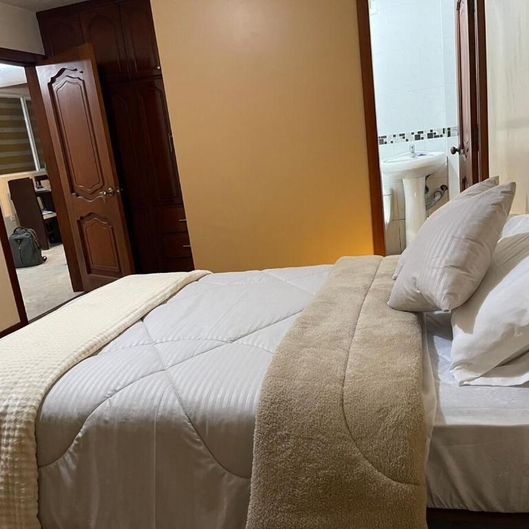 House in the center with an excellent location - Three-Bedroom Apartment - 17