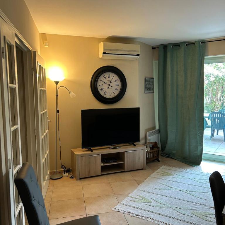 One-Bedroom Apartment with a Cozy Terrace Beachfront, City Center, Parking - One-Bedroom Apartment - 4