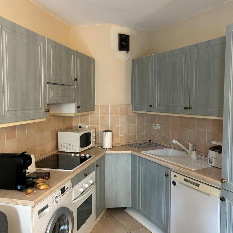 One-Bedroom Apartment with a Cozy Terrace Beachfront, City Center, Parking - One-Bedroom Apartment - 6