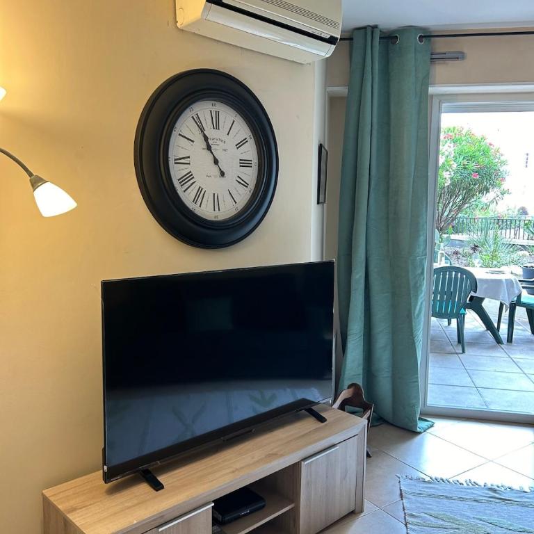 One-Bedroom Apartment with a Cozy Terrace Beachfront, City Center, Parking - One-Bedroom Apartment - 3