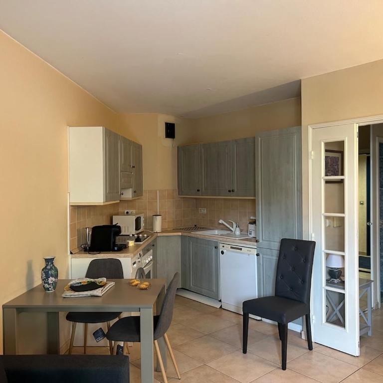 One-Bedroom Apartment with a Cozy Terrace Beachfront, City Center, Parking - One-Bedroom Apartment - 7